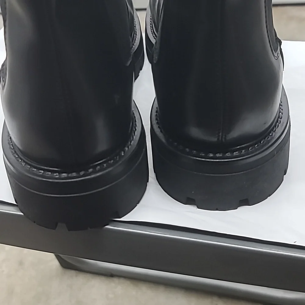 Vagabond Boots mint condition.pull tab will need repair